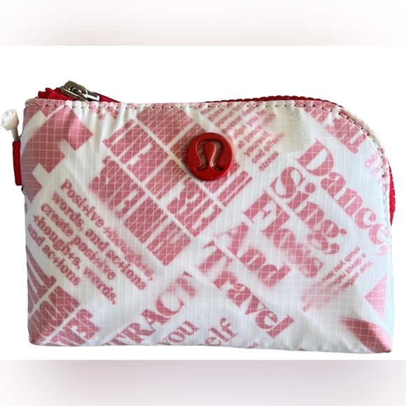 BNWT Lululemon Clippable Card Pouch Manifesto Print in White/Lulu Red - Picture 2 of 11
